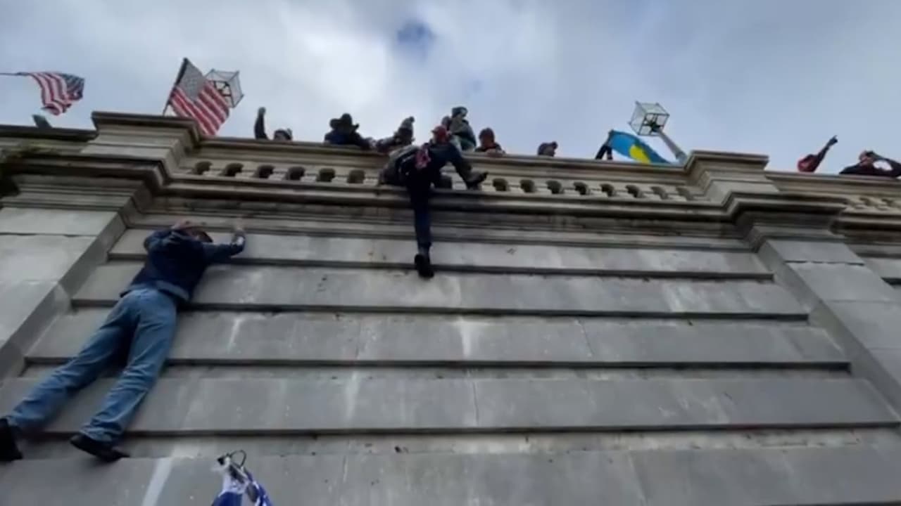 Los partidarios del presidente Donald Trump irrumpieron en el edificio del Congreso y detuvieron temporalmente la sesión de confirmación del presidente electo Joe Biden. Quince personas han sido inculpadas por el asalto al Capitolio.
<br>
<br>