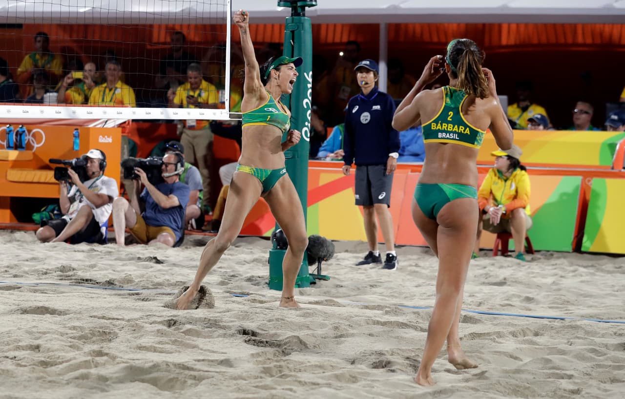 La pareja brasileña de voleibol de playa femenino, Ágatha Bednarczuk y Bárbara Seixas de Freitas vencieron en dos sets a las estadounidenses April Ross y Kerri Walsh-Jennings por 22-20 y 21-18.