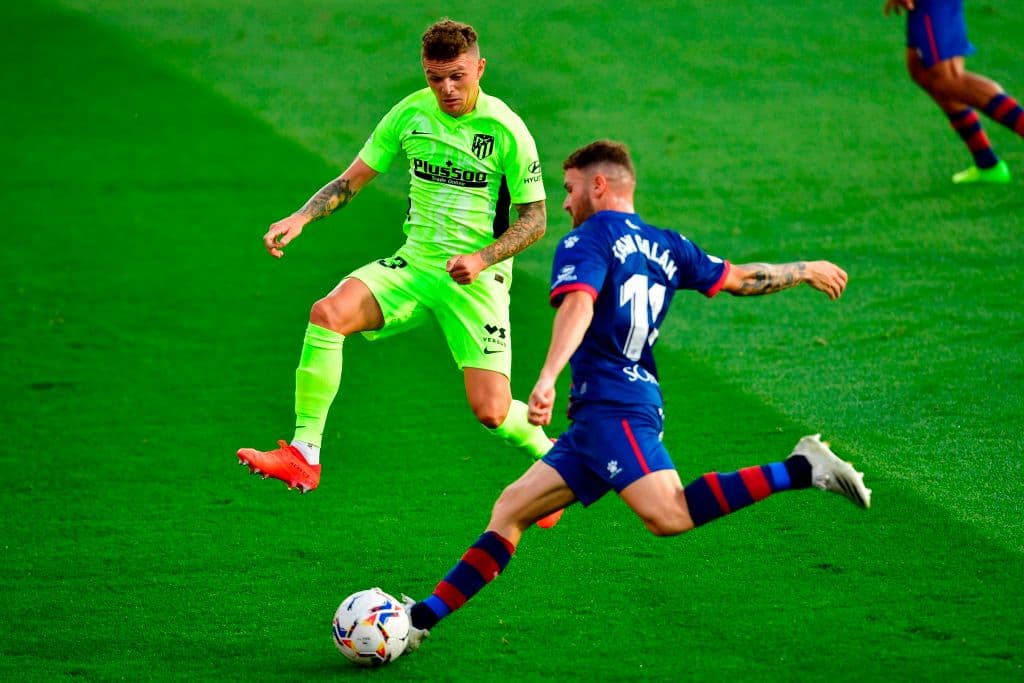 Los primeros minutos de juego, los locales estuvieron más cerca de abrir el marcador.