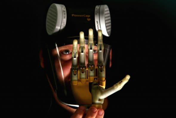 8 - Una interfaz cerebro-mecánica que mostró que pacientes con parálisis podían mover un brazo mecánico por la sola actividad mental y hacer movimientos complejos, una tecnología experimental muy prometedora para los discapacitados.