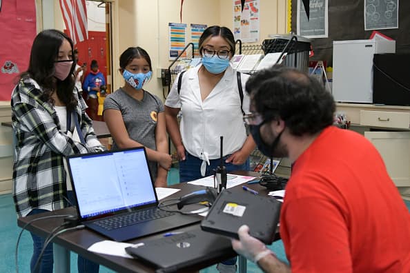 La tecnología también será clave en la nueva estrategia de seguridad escolar. De acuerdo con el superintendente escolar de Los Ángeles, el distrito evaluará "el 
<b>uso de aplicaciones móviles</b> con capacidad de GPS para permitir que los primeros en responder, en caso de emergencia, tengan acceso efectivo a incidentes críticos".