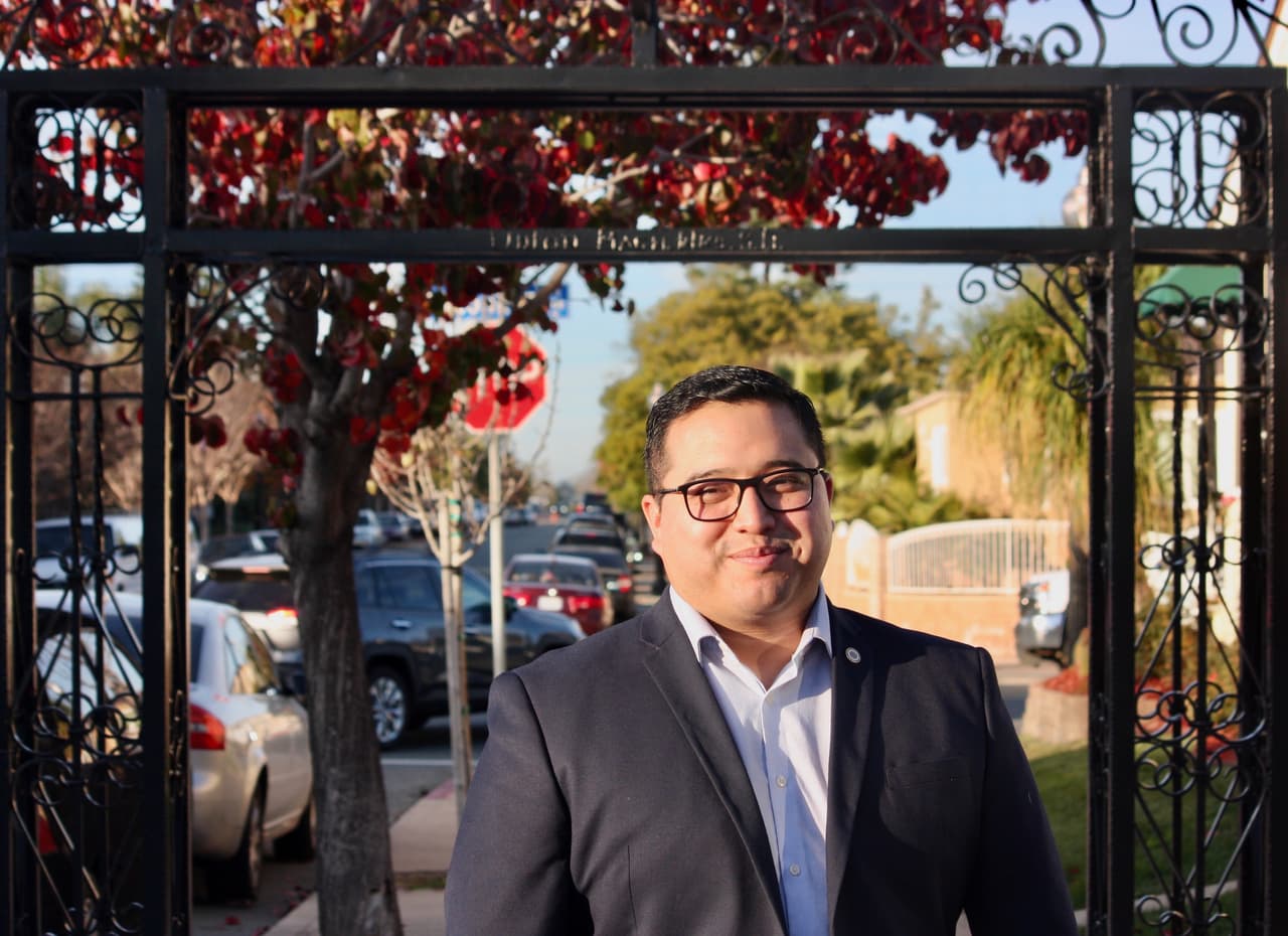 Kelvin Barrios, quien es hijo de padre migrantes y se postula para las elecciones al Consejo de la Ciudad de San Diego para representar al Distrito 9 en California, dio positivo por coronavirus el 21 de marzo de 2020. 
<br>
<br>El 29 de marzo publicó un mensaje en su cuenta de Facebook y dijo que había presentados síntomas similares a la gripe. “Gracias a todos por las oraciones y los buenos deseos durante mi recuperación. Sigo instando a todos a practicar el distanciamiento social y quedarse en casa por la salud de nuestras familias, nuestros vecinos y nuestras comunidades”, dijo en Facebook. Barrios estará en la boleta electoral para las elecciones generales del 3 de noviembre de 2020 tras avanzar desde las elecciones primarias del 3 de marzo de 2020.