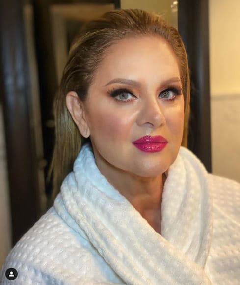 <b>Erika Buenfil</b> es una de sus clientas y con cada visita que le hace a Victor sus looks son alabados en redes sociales. 
<br>
<br>Por ejemplo, en esta foto una seguidora sugirió que la actriz se parecía a Gigi Hadid, supermodelo estadounidense de 26 años: "¿Cómo te llamamos ahora Erika Hadid o Gigi Buenfil?".