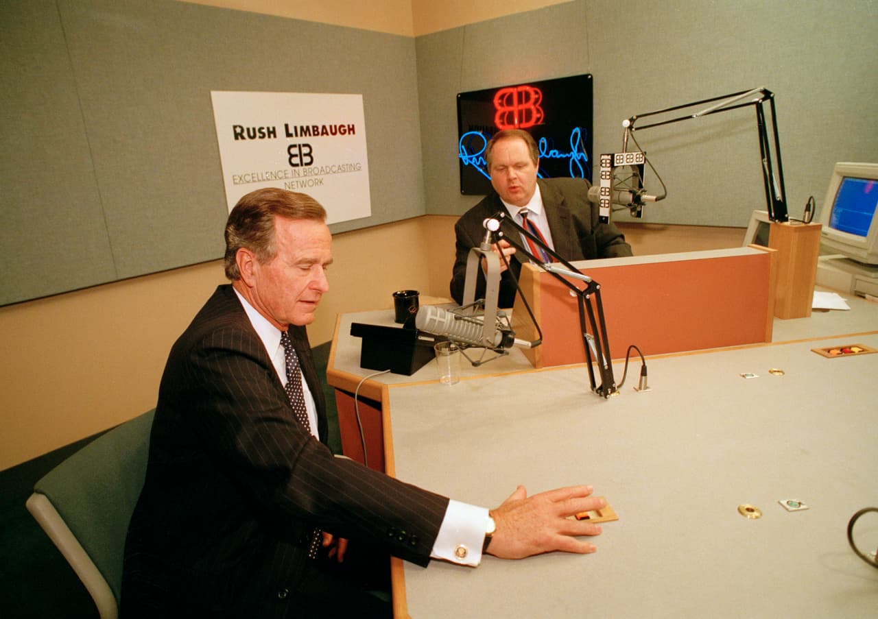 El presidente George Bush habla con el presentador de radio conservador Rush Limbaugh en los estudios WABC en la ciudad de Nueva York, septiembre de 1992.