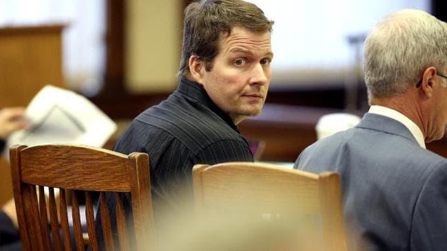 Condenan a un granjero de Iowa por el asesinato de su esposa con un rastrillo de maíz