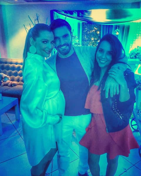 Nicolle, la hija mayor de Julián, es una de las más emocionadas y ansiosas por cargar a su hermanito.