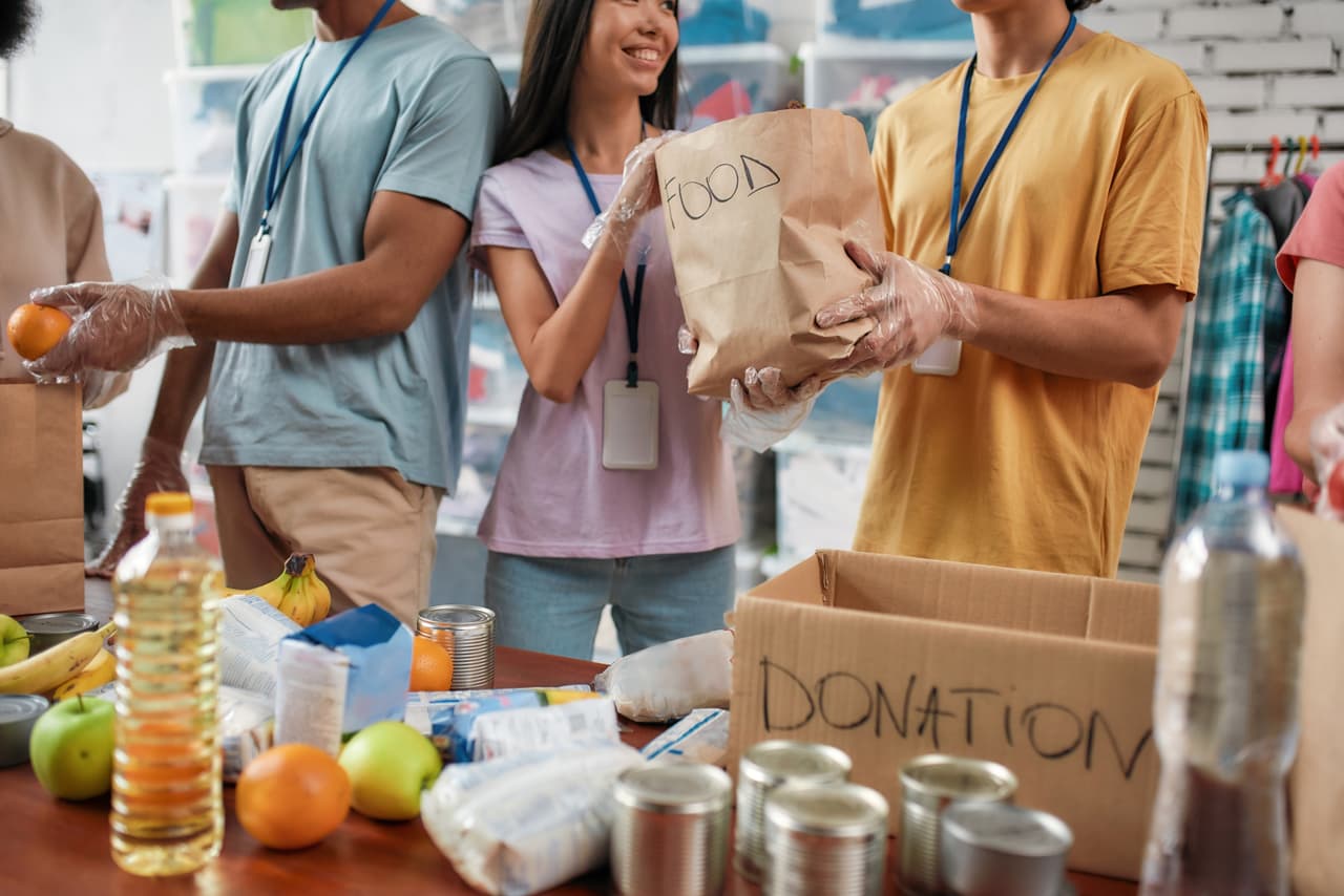 <b>Operation Gobble Gobble</b>
<br> • Fecha: 26 de noviembre, a partir de las 10:30 a.m.
<br> • Lugar: Los Nietos Park, 11143 Charlesworth Road, Santa Fe Springs, CA
<br>• Requisitos: Distribución de pavos a familias de bajos ingresos en colaboración con organizaciones locales.
<br> • Más información:
<a href="https://a64.asmdc.org/event/20241126-operation-gobble" target="_blank">Trinity Youth Services</a>