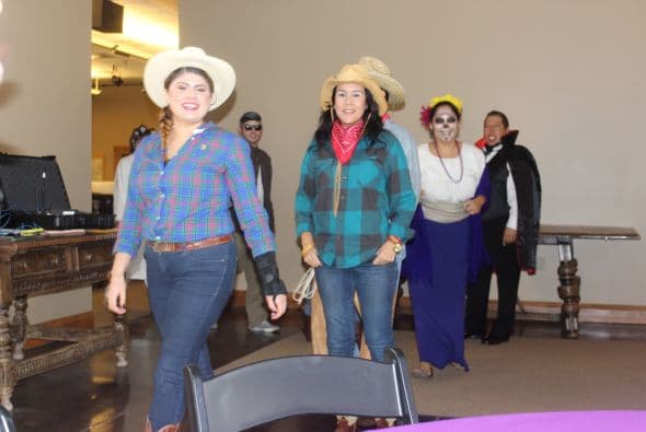 ¡Así es como Univisión Arizona celebra el Halloween!  Dulces, calaveras, disfraces y mucha diversión. 