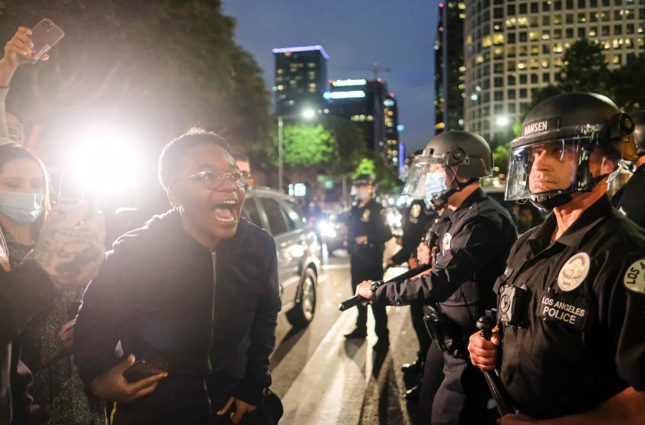 El policía Derek Chauvin, identificado como el oficial que presionó con su rodilla el cuello del afroestadounidense George Floyd, quien luego murió,
<b><a href="https://www.univision.com/noticias/estados-unidos/acusan-de-asesinato-al-expolicia-que-sometio-violentamente-a-george-floyd-y-le-causo-la-muerte">se encuentra bajo custodia</a></b>. El fiscal del estado de Minnesota anunció que ha sido acusado de asesinato.