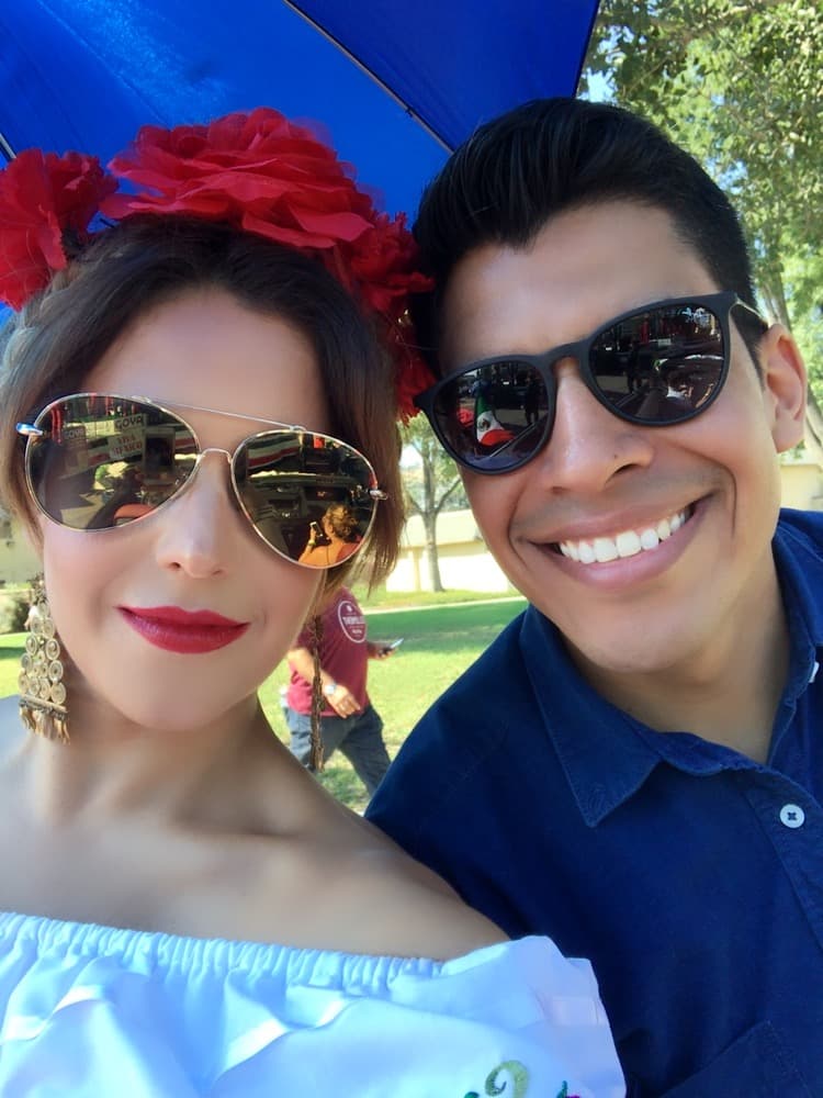 Erika Reyna acompañó a otros locutores y talentos de Univision durante una caravana para celebrar las 'Fiestas Patrias' en el sur de California.