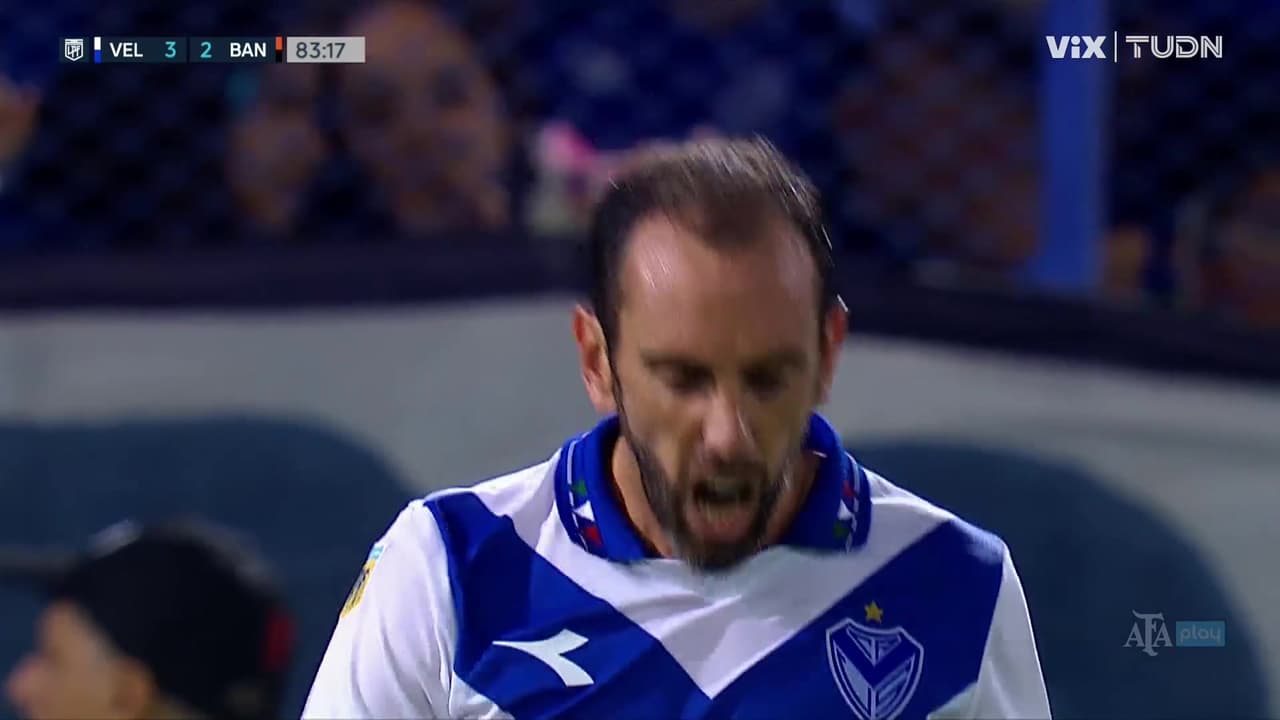 ¡Regalito de Godín! Autogol de Vélez que acorta distancias para Banfield