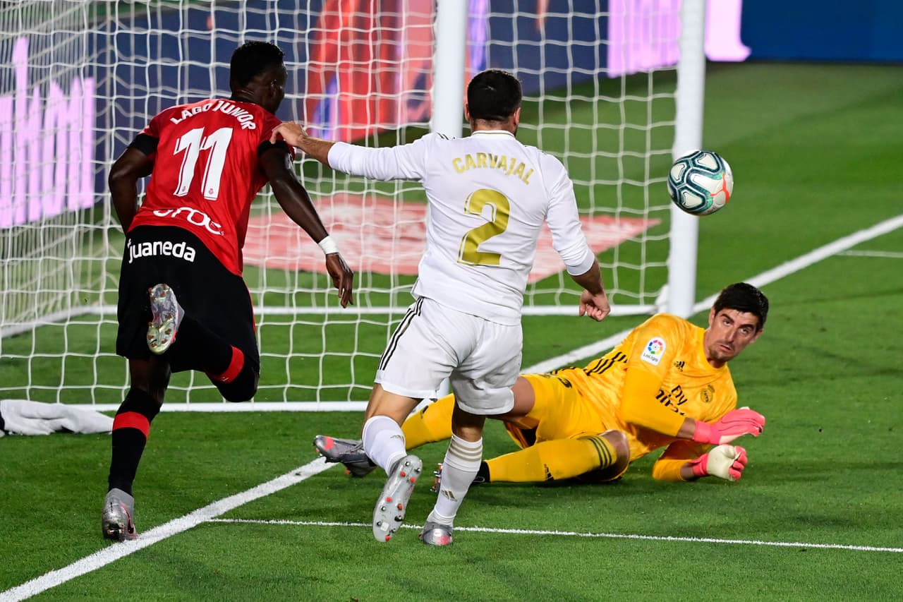 Lago Junior del Mallorca estuvo cerca de vencer a Thibaut Courtois en una de las primeras acciones de peligro al iniciar el encuentro.