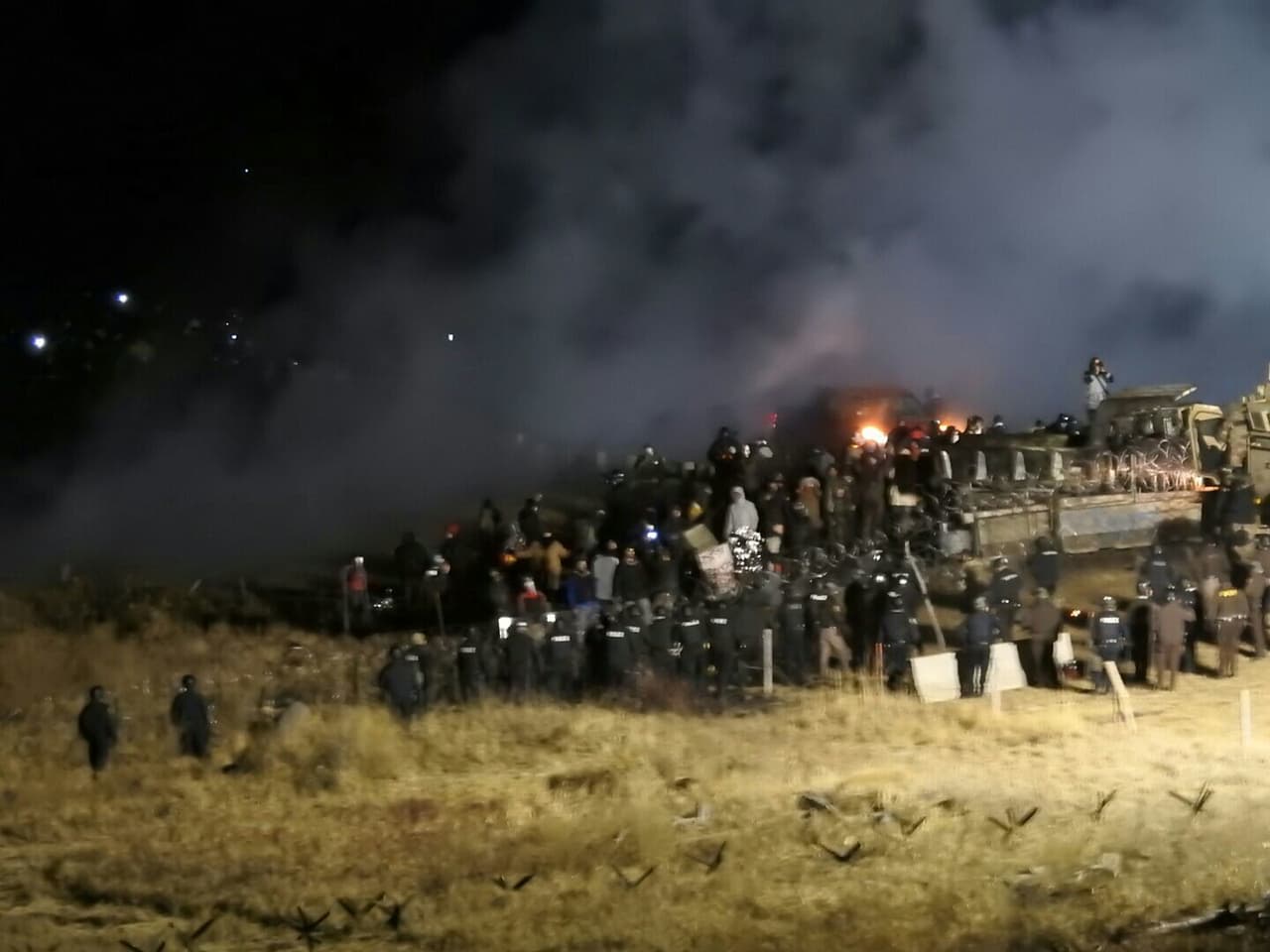 Policía y manifestantes se enfrentan durante protesta contra oleoducto en Dakota del Norte