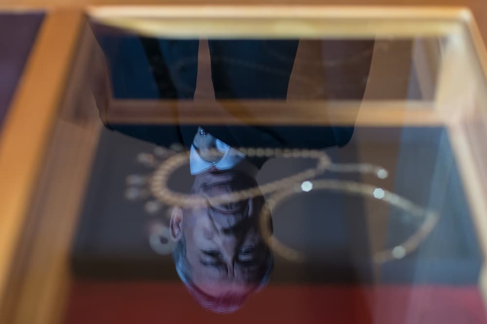 Su desesperación lo lleva a cometer un robo.