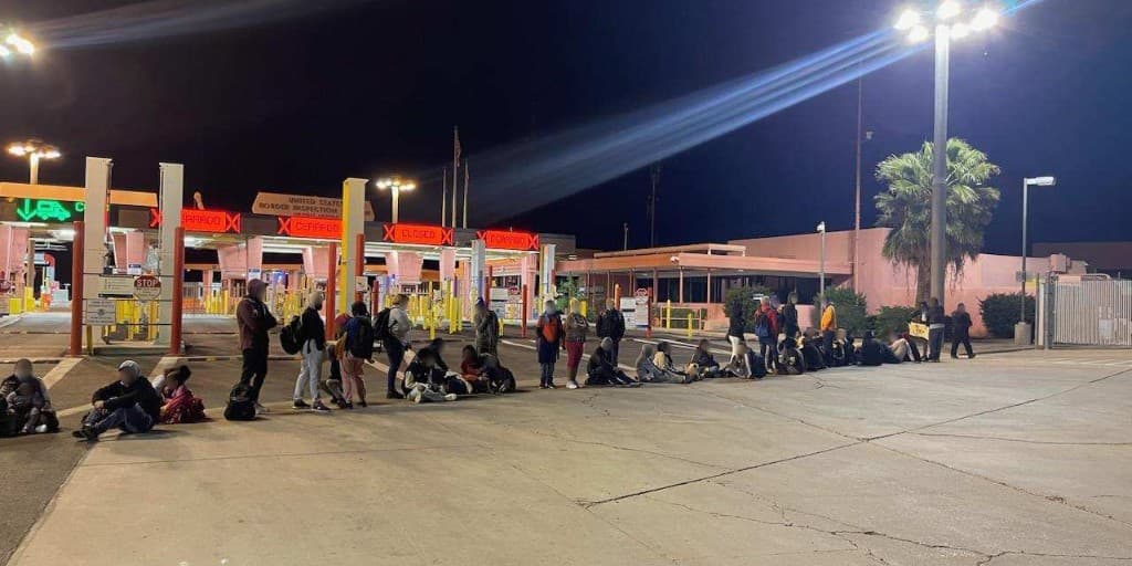 Las cámaras de seguridad desplegadas en varios puntos de la frontera detectaron a un gran grupo cruzando cerca de Lukeville, el jueves por la noche. Los agentes encontraron a 58 inmigrantes de cuatro países. Todos fueron detenidos y procesados, según la Patrulla Fronteriza.