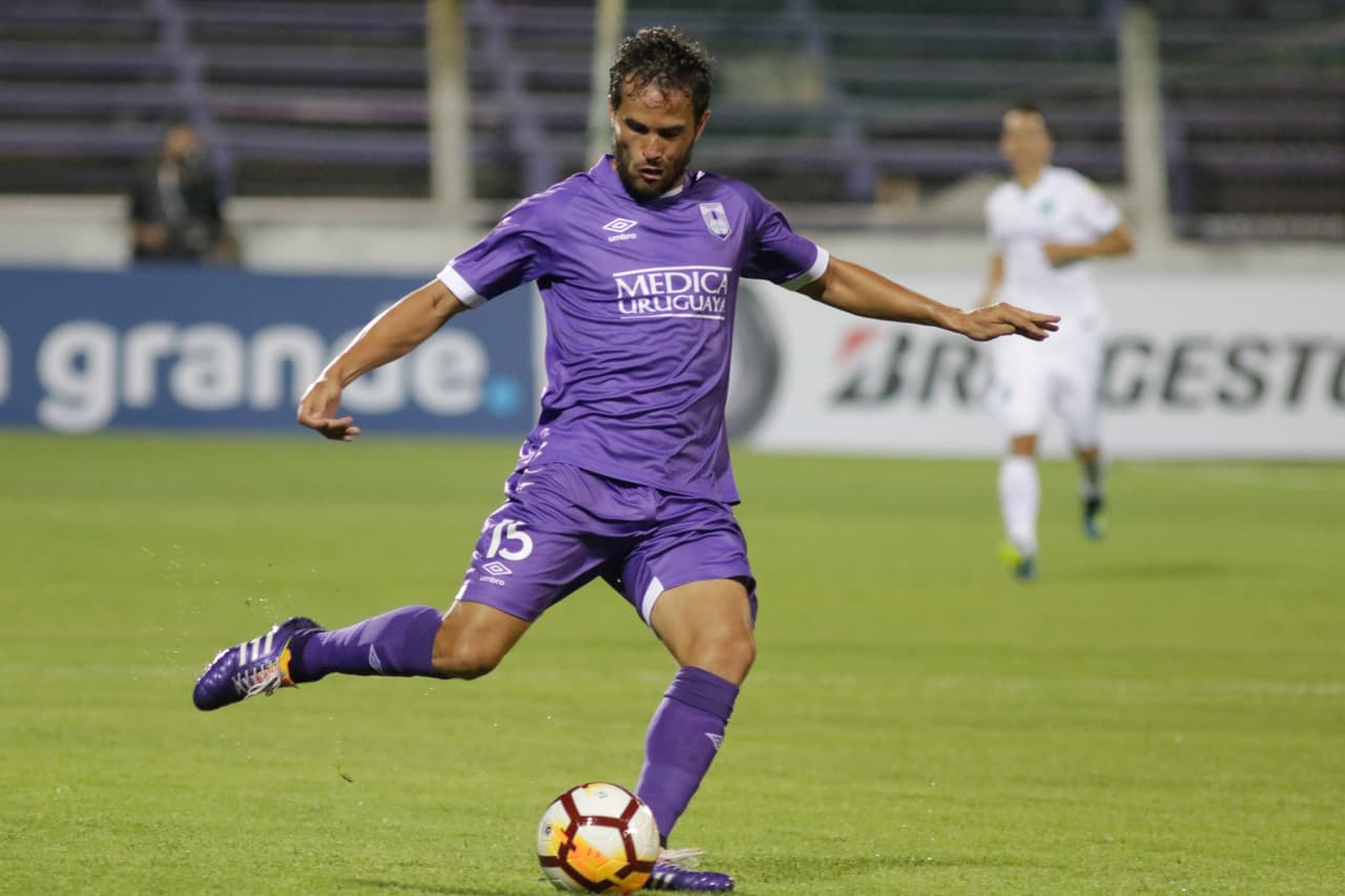 Se formó en la prolífica cantera del Defensor Sporting, de la que salieron Maxi Gómez, Fede Valverde, Nahitán Nández o Diego Godín.