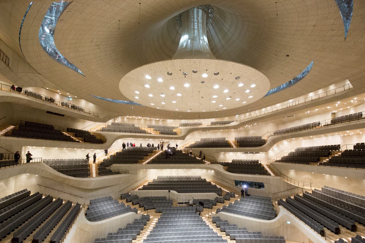 La sala de conciertos algunos meses antes del estreno, en noviembre de 2016. La acustica fue diseñada por el japonés Yasuhisa Toyota. Considerado uno de los mejores en su campo, fue responsable de la acustica de la Filarmónica de París y el Wall Disney Concert Hall de Los Ángeles.