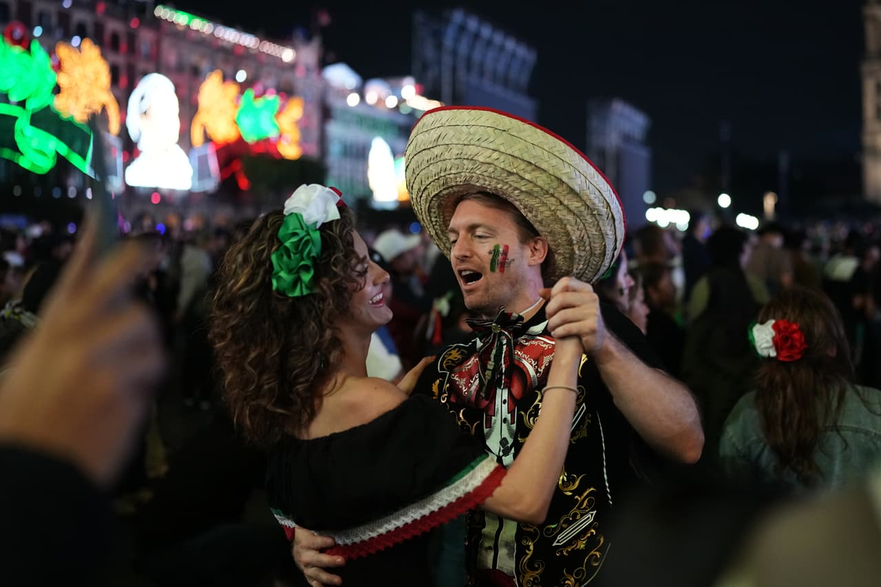 La gente baila mientras espera el tradicional «Grito de Independencia» de la presidenta mexicana Claudia Sheinbaum, con el que se inician las celebraciones del Día de la Independencia en el Zócalo —la plaza principal de Ciudad de México— el martes 15 de septiembre de 2026.