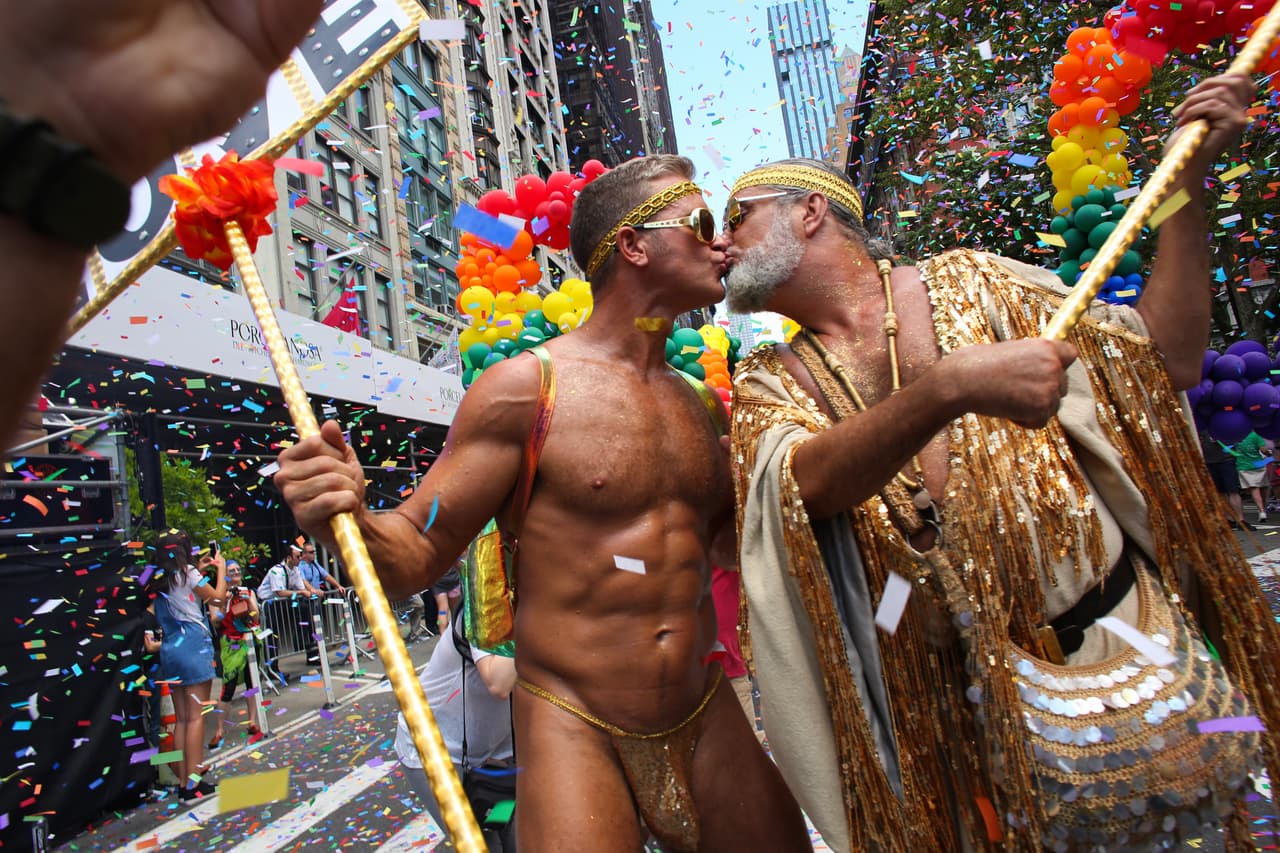 Un beso de pareja durante la Marcha del Orgullo de Nueva York el 30 de junio de 2019 en la ciudad de Nueva York.