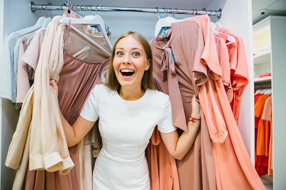 <b>ACUARIO</b>
<br>Siempre estás a la moda y te resulta muy fácil lograr un efecto extravagante. Usas todos los colores y te las ingenias para estar a la moda.