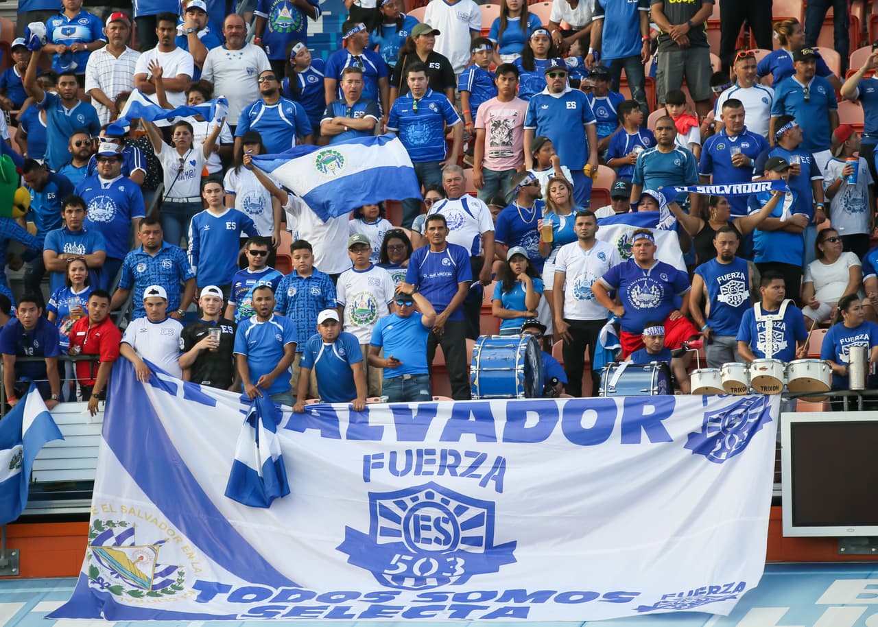 <b>Salvadoreños.</b> Hay 2,307,000 en EEUU, el tercer grupo hispano más numeroso y el tercero con menos seguro médico (24%).
<b> Solo 10% tiene una licenciatura y su promedio de edad es de 30 años (puesto 10 junto a los dominicanos y boricuas).</b> 26% completó la secundaria y 53% habla bien inglés. Su promedio de ingreso anual es de 52,000 dólares, 17% vive en la pobreza y 43% es dueño de su hogar.