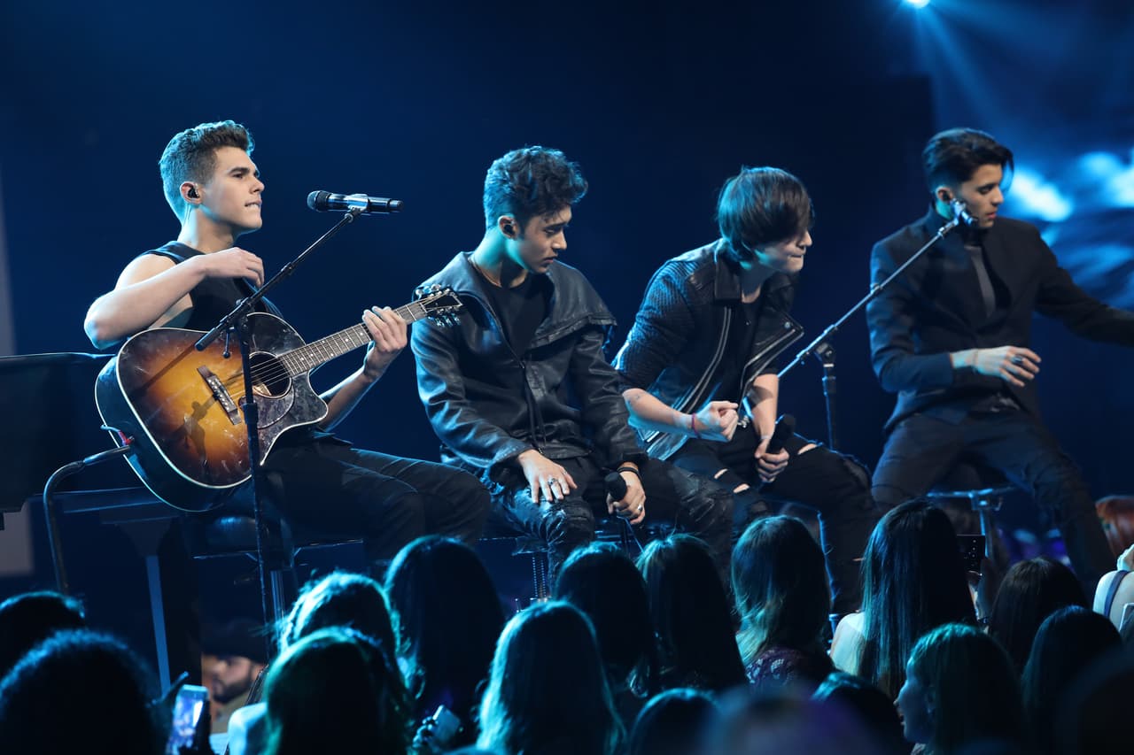 Con una balada comenzaron su performance.