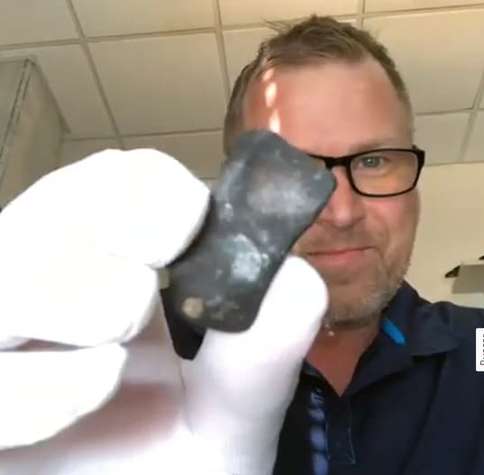 El profesor de geología y geofísica de la Universidad de Utah, James Karner, tiene 
<b>una parte del meteorito en su casa</b>. 
<a href="https://www.univision.com/local/salt-lake-city-kuth/geologo-james-karner-muestra-trozo-meteorito-cayo-en-utah" target="_blank">En exclusiva para Univision 32 nos presentó la curiosa piedra espacial. </a>