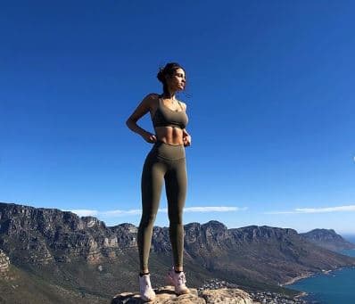 Como parte de una reflexión sobre su vida amorosa, la actriz de 29 años escribió: "La verdad es que, los momentos más difíciles de mi vida, los he superado sola. Recogí mis propios pedazos en un cuarto solo. Por eso valoro la compañía por razones reales, no por miedo de estar sola [...]".