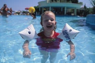 Consejos para evitar accidentes de niños cuando naden en piscinas durante el verano