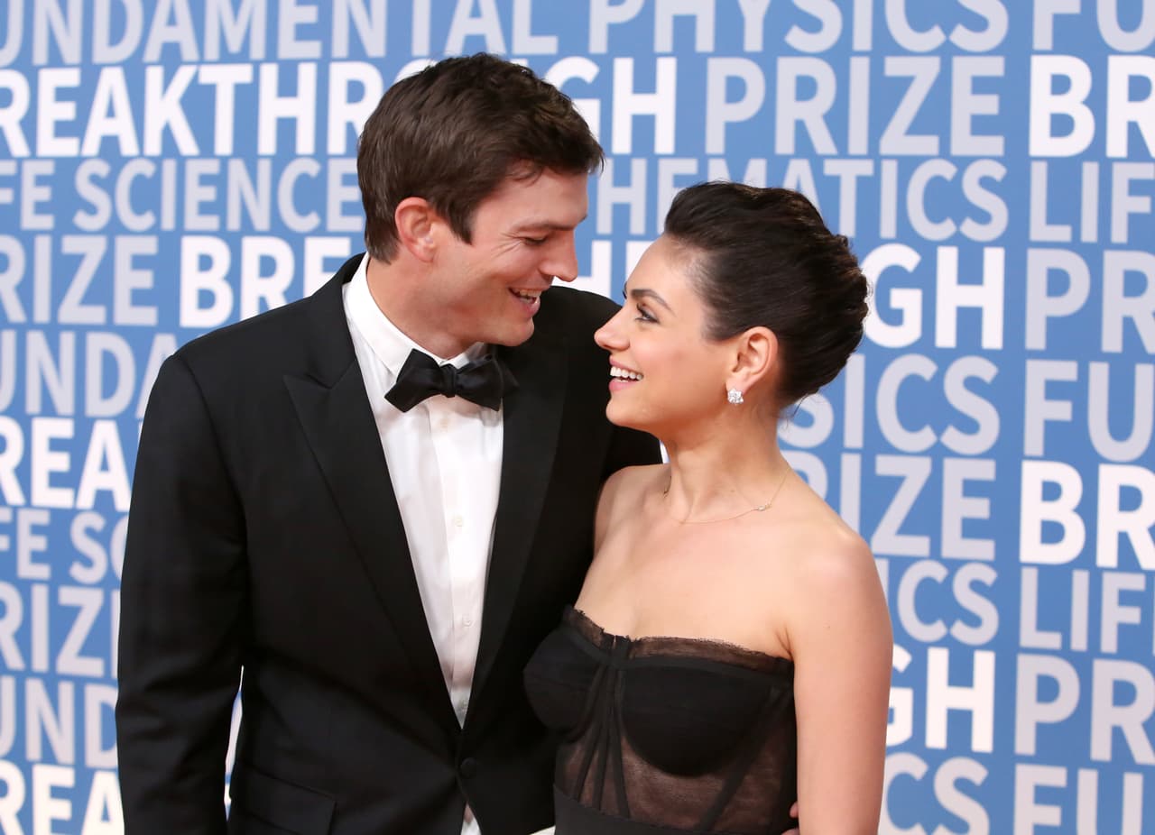 <b>Mila Kunis y Ashton Kutcher</b>: se conocieron y fueron novios en la seria ‘Aquellos maravillosos 70”, para luego convertirse en una de las parejas más estables y queridas de Hollywood. 
<br>