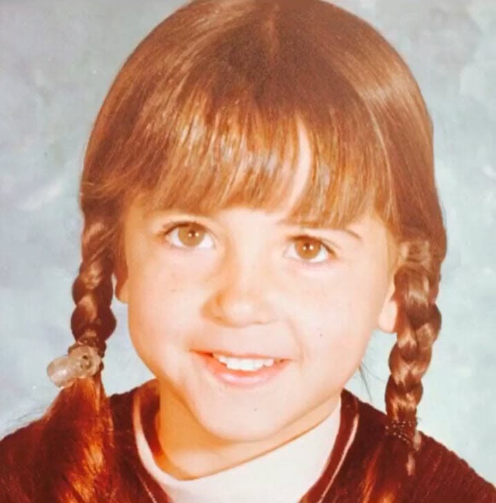 "Yo 
<b><a href="https://www.univision.com/famosos/andrea-legarreta-mostro-arbol-navidad-fotos" target="_blank">deseaba durante muchos años la casa de la Barbie</a></b>, pero no llegaba", rememoró, "tampoco era una niña caprichosa, simplemente era un deseo de cualquier pequeña". 
<br>