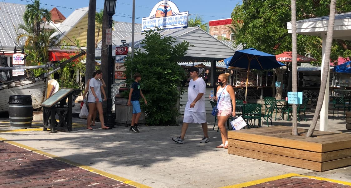 El condado Monroe recomienda que al aire libre deben usarse las máscaras, cuando no es posible la distancia social. Pero la realidad es muy diferente, muchos turistas salieron a caminar por la conocida calle de Duval sin cubiertas faciales. 
<br>