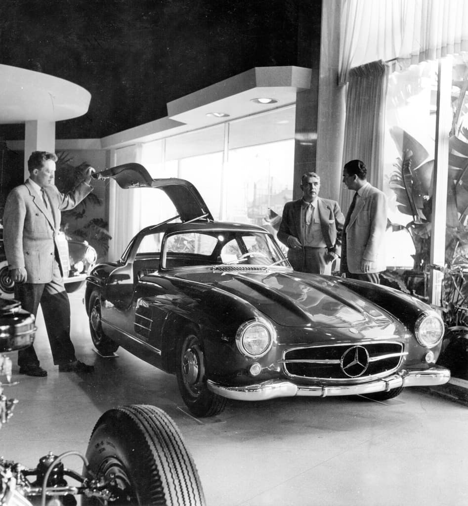 <b>Mercedes-Benz 300 SL</b>
<br>Año: 1955
<br>Velocidad máxima: 150.7 mph (242.5 km/h)
<br>0-60 mph: 8.8 segundos
<br>Motor: seis cilindros en línea de 3.0 litros
<br>Potencia: 215 HP
<br>Precio original: 7,500 dólares
<br>