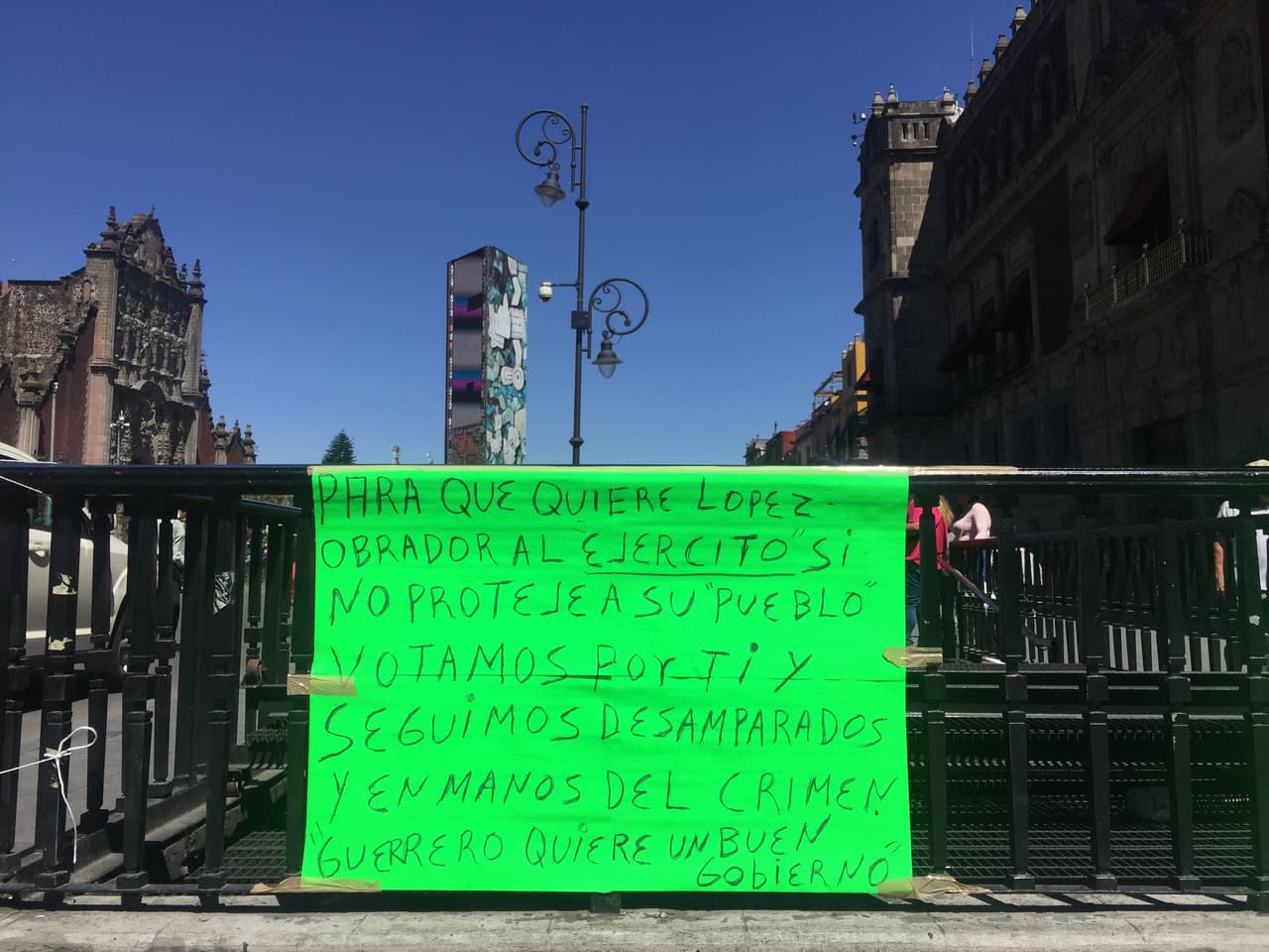 Una pancarta escrita por desplazados del estado de Guerrero en la que piden al presidente López Obrador les ayude a regresar a sus lugares de origen.