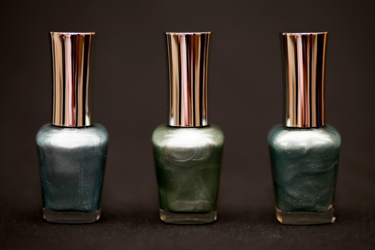 Los nacarados o ligeramente aperlados en tonos verdosos, grises y dorados estarán muy presentes.