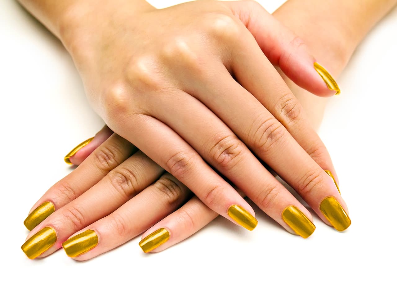 Lo debemos usar en colores más quemados o aperlados, o bien combinarlo con un 'outfit' sobrio.