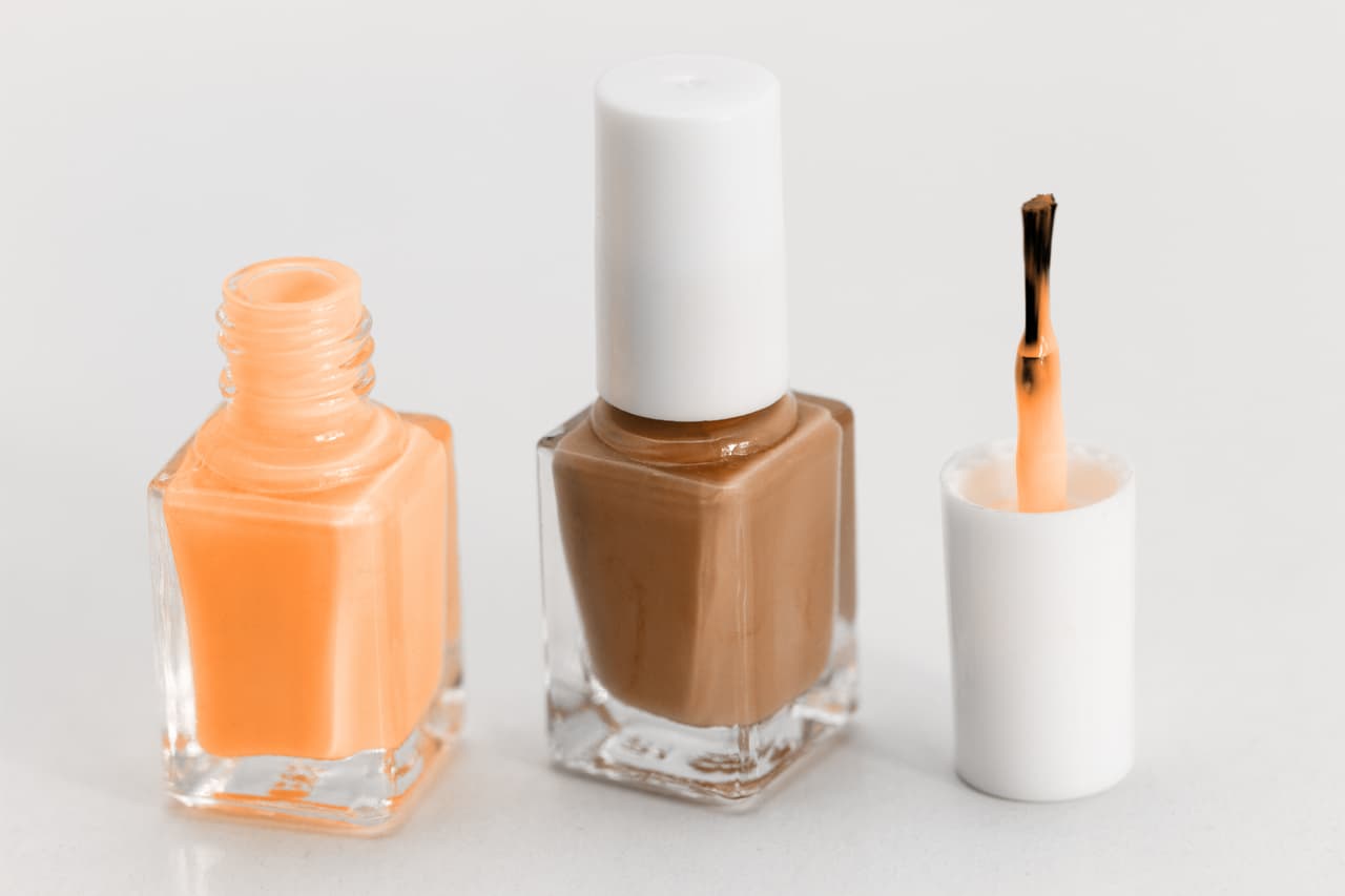 El coral también es una tendencia que podrás combinar con el marrón o café.