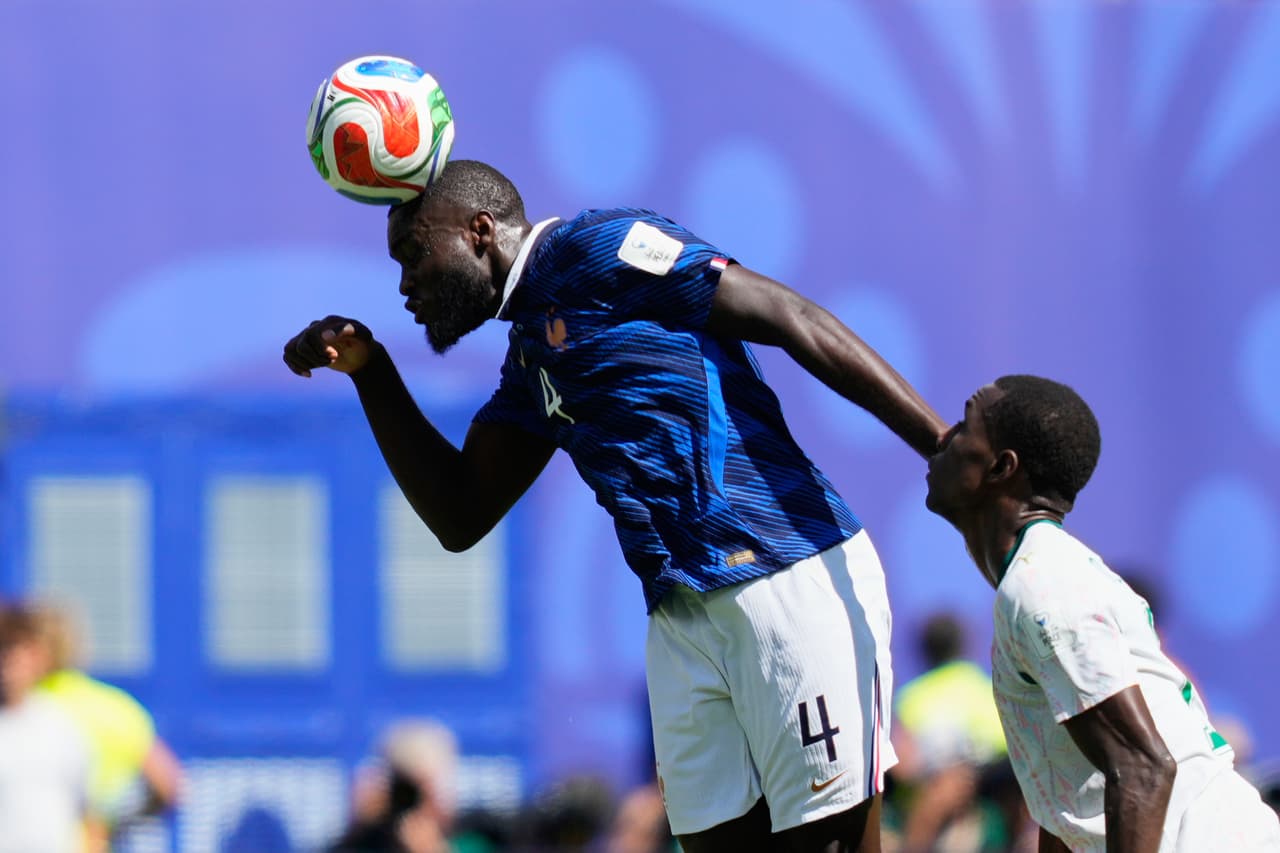 El francés Dayot Upamecano cabecea el balón por encima del senegalés Nicolas Jackson durante el partido de fútbol del Grupo I de la Copa del Mundo entre Francia y Senegal en East Rutherford.