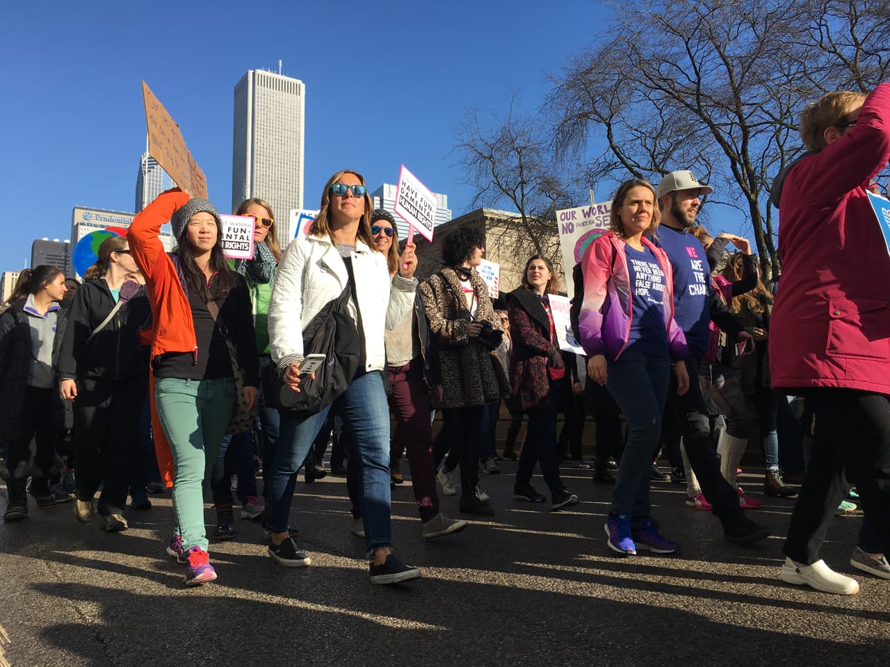 Desde muy temprano, cientos de manifestantes se reunieron en las inmediaciones del Grant Park donde daría inicio un rally a las 10 am.