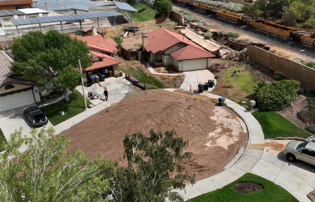 La foto aérea permite observar mejor el daño que provocó el hecho de que el muro no resistiera.