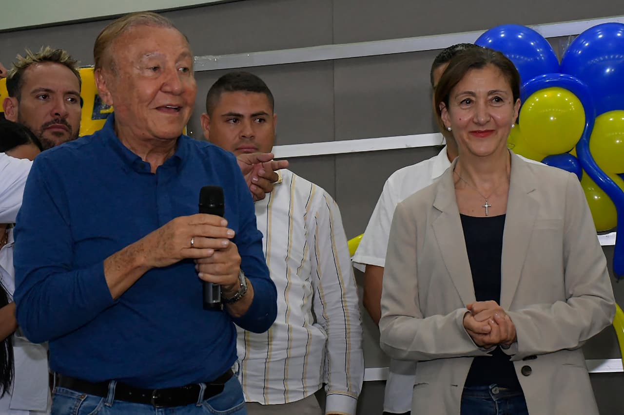 Hernández junto a la retirada candidata presidencial Ingrid Betancourt. Si bien Petro lidera en intención de voto seguido por Gutiérrez, son seis aspirantes en contienda y Hernández se posiciona como el tercero.
<br>