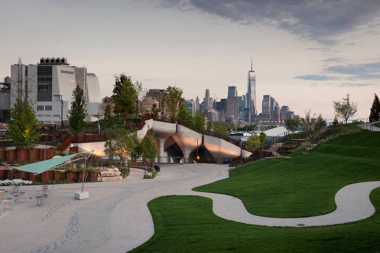 "Espero que Little Island sea un oasis caprichoso para todos los que la visiten, un lugar por el que pasear y sorprenderse felizmente a cada paso, en el que descansar y disfrutar del paisaje, y en el que entretenerse, educarse y estimularse con nuestra programación", dijo Barry Diller.