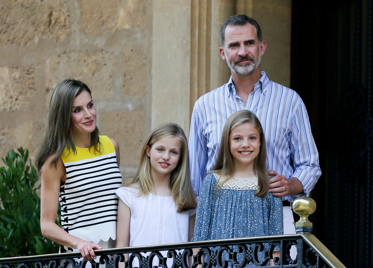 En sintonía con su madre, Sofía y Leonor llevaban unas sandalias menorquinas de suela de esparto.