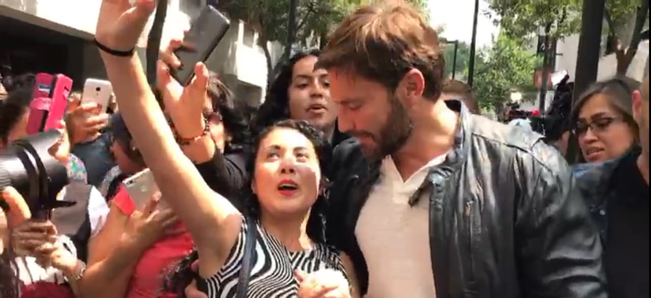 Inicialmente, de acuerdo con fuentes de Televisa, la cantidad que tendrá que pagar Julián rondará los 3,000 dólares mensuales. Esa cifra podría aumentar cuando se confirmen los ingresos que el actor argentino recibe fuera de México.