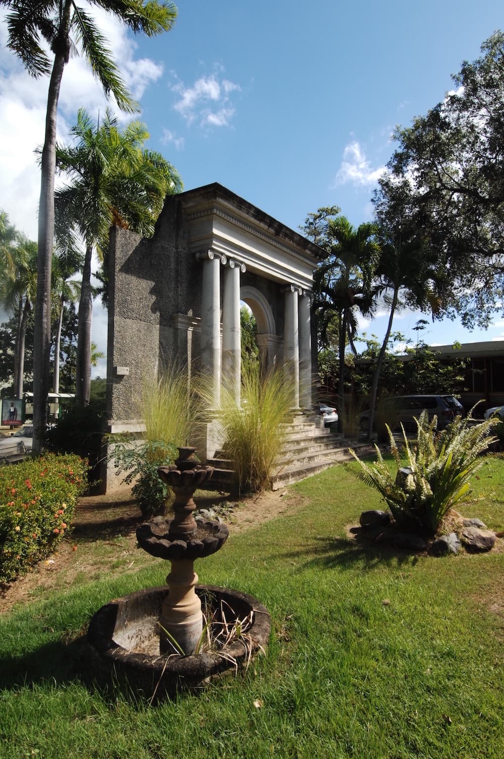 La primera colación de grados del otrora CAAM fue en el 1914; en esa ocasión se graduaron 15 estudiantes. Las estadísticas de la más reciente ceremonia de graduación del RUM establecen un significativo contraste que evidencia el crecimiento del Recinto. En el 2019, durante la centésima sexta graduación se otorgaron 1,789 grados.