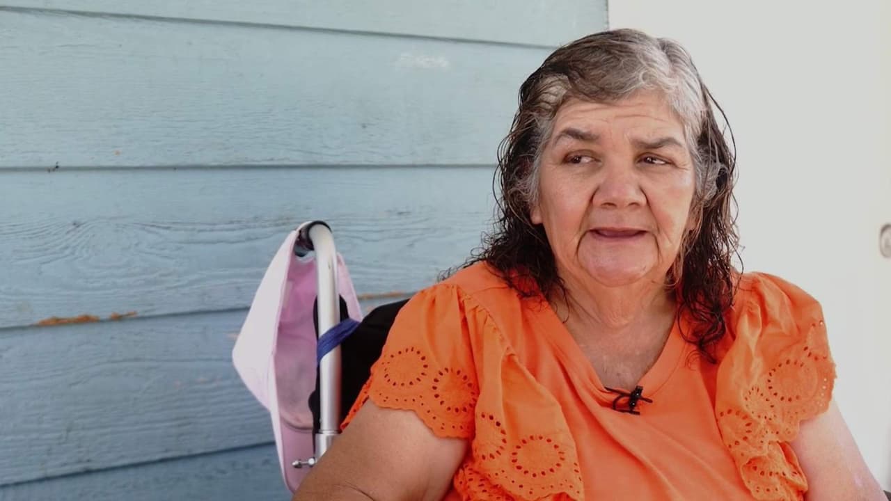 La historia de una hispana en silla de ruedas que teje y vende gorros en las calles para sobrevivir