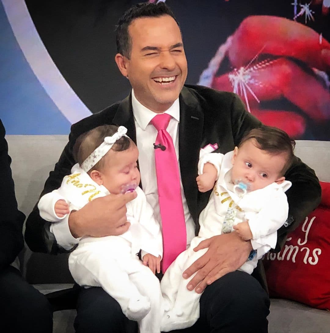 Carlos aprovechó para tomarse la foto con los nenes invitados al show matutino y la compartió con sus seguidores de redes sociales.