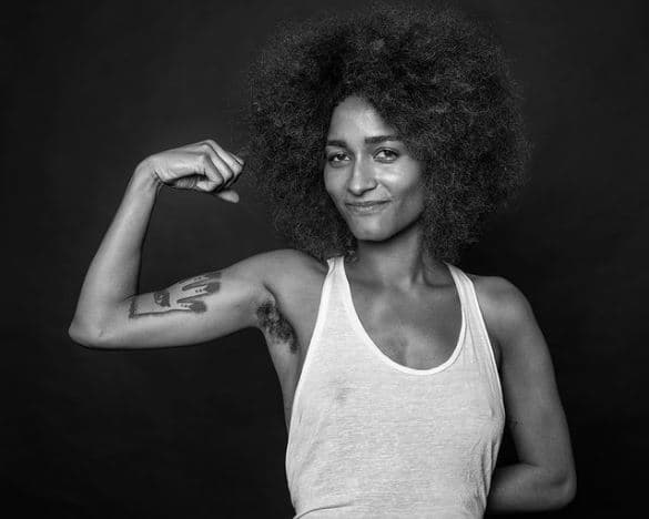 Finalmente, hay que destacar que las fotografías del israelí para ‘Natural Beauty’ buscan mostrar la belleza natural lo más posible: mujeres sin maquillaje y con el cabello ligeramente estilizado.
<br>
<br>Si quieres saber más del fotógrafo, las modelos o el proyecto puedes ir a la página 
<a href="https://www.therealbenhopper.com/Projects/Natural-Beauty/1/thumbs" target="_blank">The Real Ben Hopper.</a>