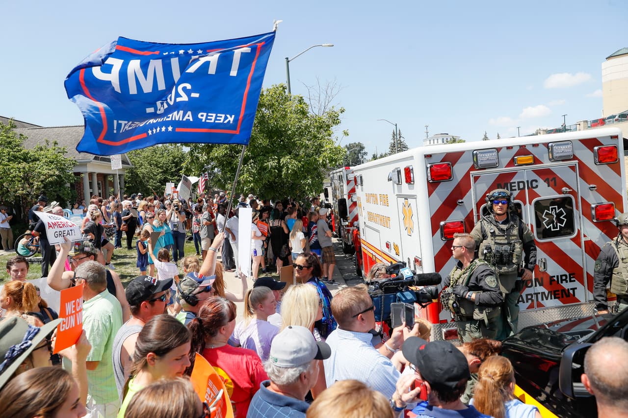 Algunos partidarios de Trump también se acercaron al hospital Miami Valley de Dayton. A la 1:35 PM, hora del este, el presidente y su esposa abordaron el avión presidencial Air Force One para viajar hacia El Paso.