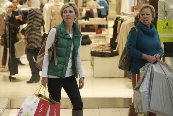Compradoras sorprendidas en el Saint Louis Galleria Mall.